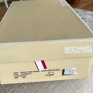 Michael Kors Wedge shoes in black with beautiful zipper detain in front